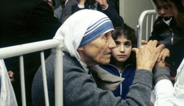 Мать Тереза прибыла в Армению после землетрясения для оказания помощи пострадавшим. Архив