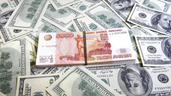 Денежные купюры: рубли и доллары США. Архив