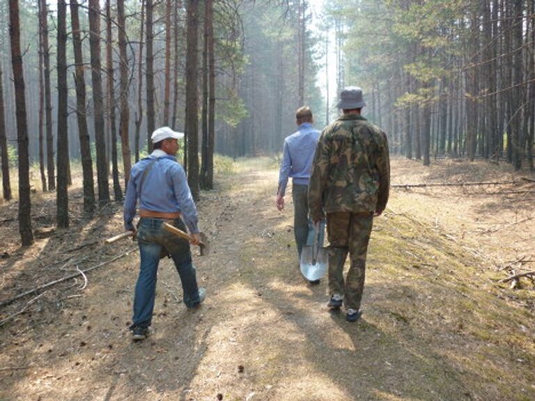 Местные жители тушат пожар в селе Труслейка в Ульяновской области