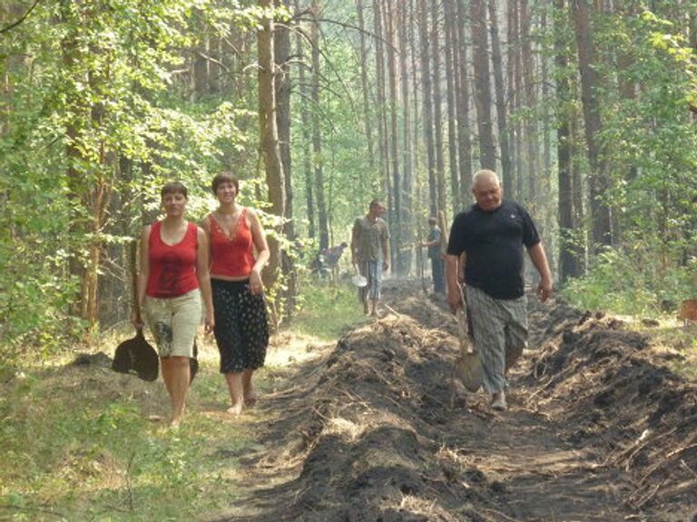 Местные жители тушат пожар в селе Труслейка в Ульяновской области