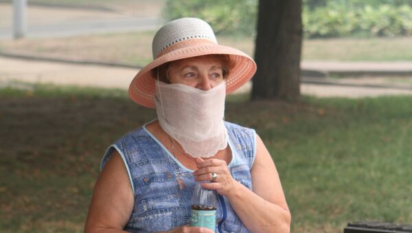 Женщина в защитной маске от смога. Архивное фото