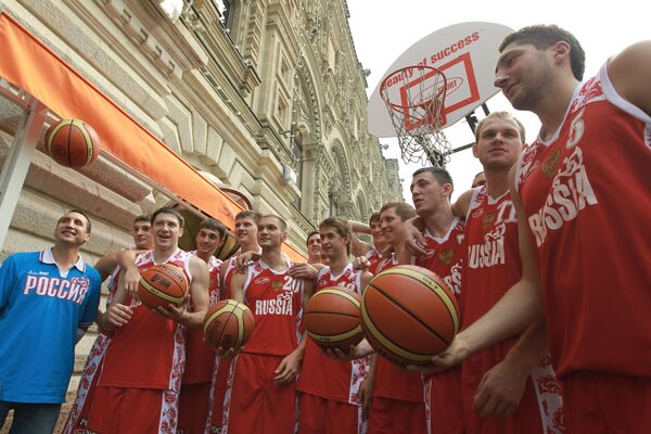 Презентация мужской и женской баскетбольных сборных России-2010 на Красной площади в Москве