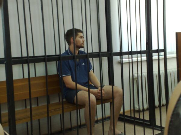 Арестованный рэпер Noize MC в зале суда в Волгограде.