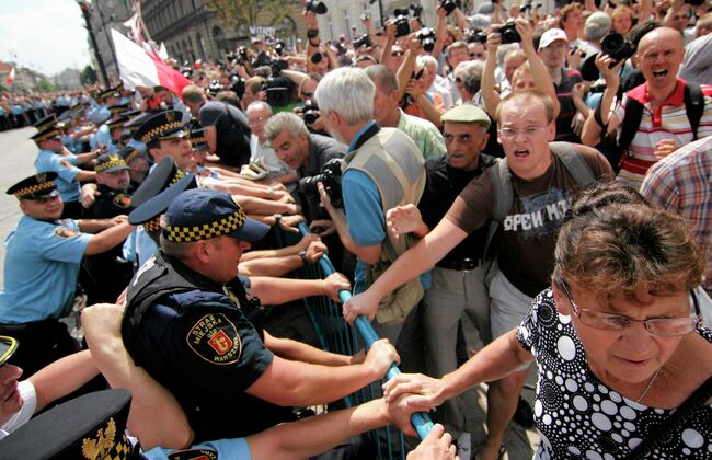 Сотни человек пришли к президентскому дворцу в Варшаве, протестуя против переноса памятного креста