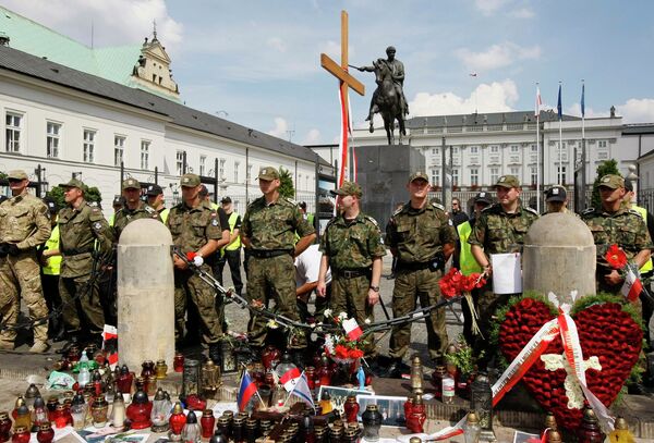 Сотни человек пришли к президентскому дворцу в Варшаве, протестуя против переноса памятного креста