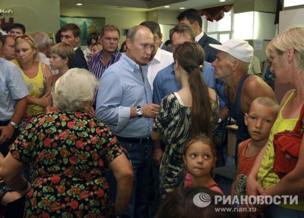 Премьер-министр РФ Владимир Путин встретился с пострадавшими от пожаров в Воронеже