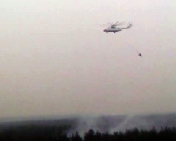 Пожарный вертолет тушит лес у Лыткарино.