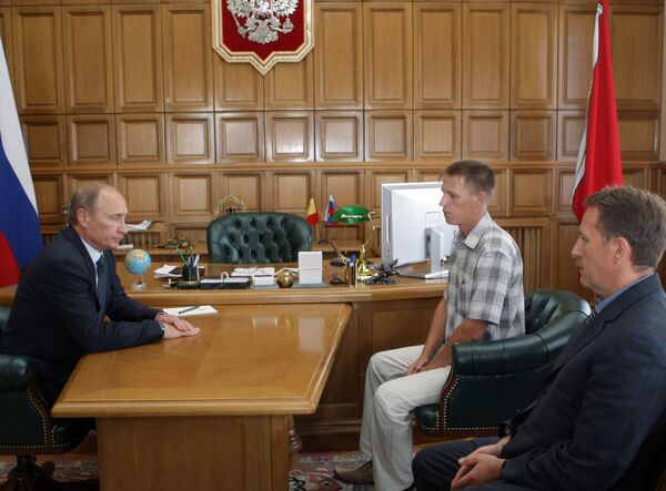Премьер-министр РФ Владимир Путин встретился в Воронеже с сыном погибшего пожарного