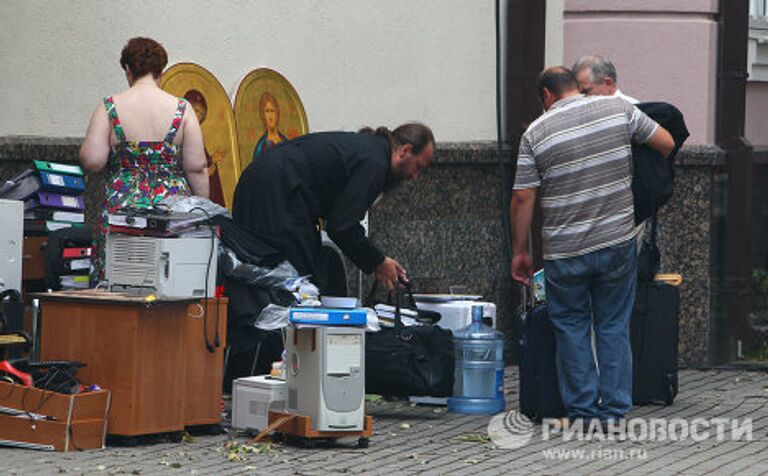 Деревянные постройки около Храма святых первоверховных апостолов Петра и Павла в центре Москвы потушены