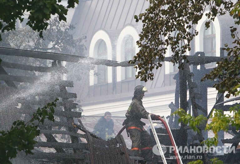 Деревянные постройки около Храма святых первоверховных апостолов Петра и Павла в центре Москвы потушены