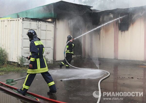 Деревянные постройки около Храма святых первоверховных апостолов Петра и Павла в центре Москвы потушены Деревянные постройки около Храма святых первоверховных апостолов Петра и Павла в центре Москвы потушены