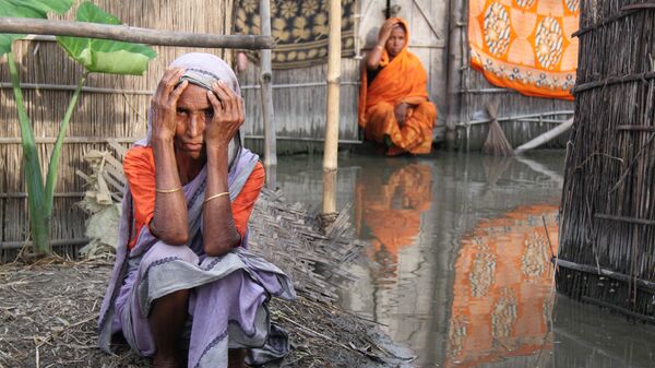 Жители затопленных районов Бангладеш