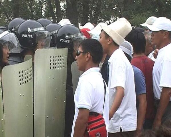 Киргизская милиция разогнала толпу слезоточивым газом. Видео с места ЧП