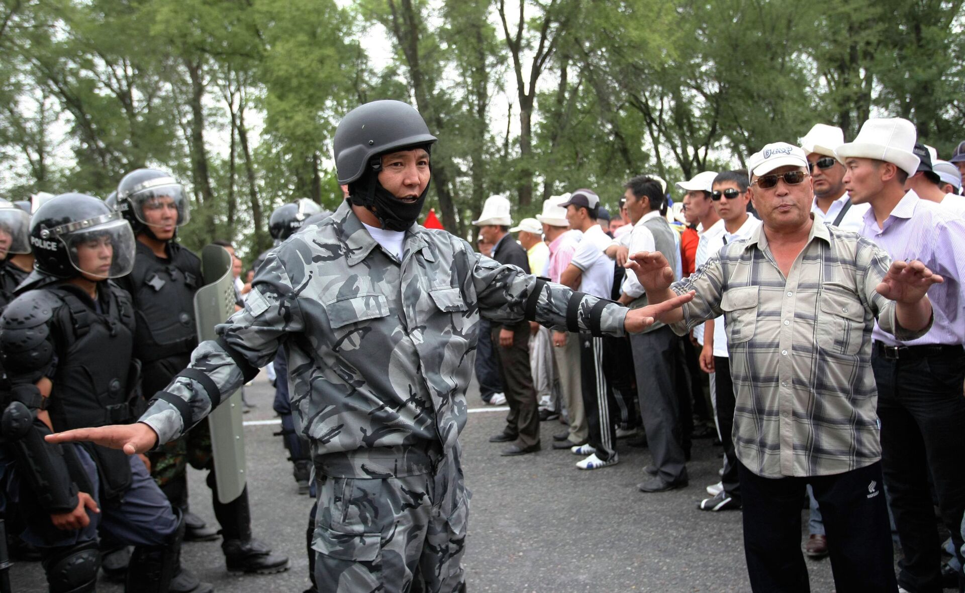 Беспорядки в Бишкеке 5 августа 2010 г. - РИА Новости, 1920, 06.08.2010