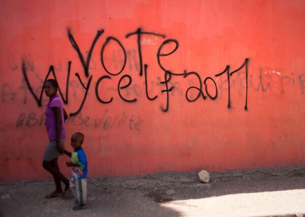 Надпись на стене в поддержку кандидатуры Уайклефа Джина на пост президента Гаити