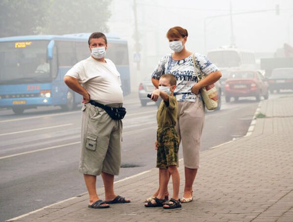 Жители Коломны спасаются от дыма при помощи марлевых повязок