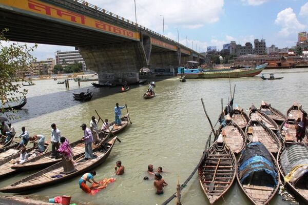 Лодки и рикши города Дакка