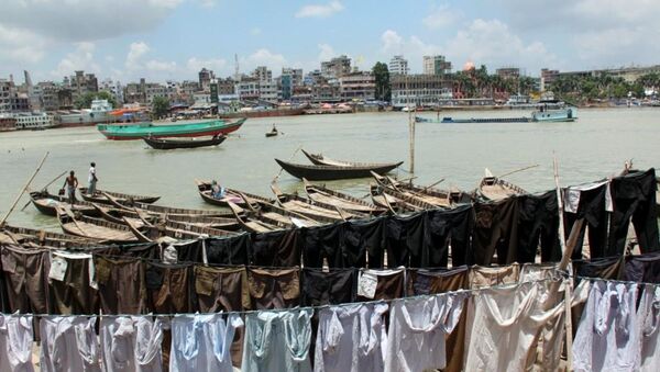 Лодки и рикши города Дакка. Архивное фото