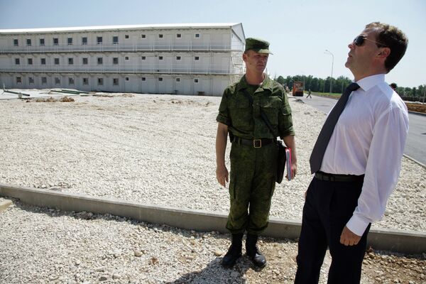 Президент РФ Дмитрий Медведев посетил российскую военную базу в Гудауте