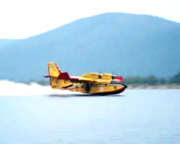 Пожарные самолеты  из Италии заправляются водой за 12 секунд
