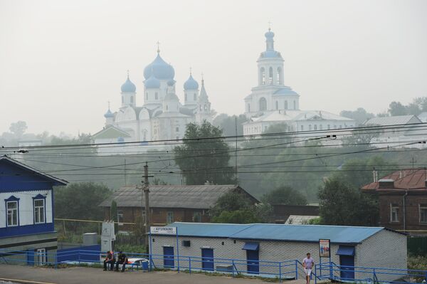 Вид на Свято-Боголюбовский женский монастырь от станции Боголюбово. Архив