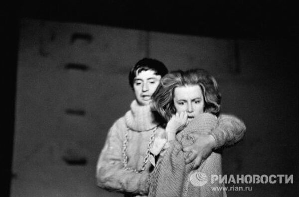 Вениамин Смехов и Алла Демидова в сцене из спектакля Гамлет