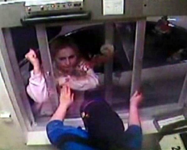 Женщина избила работницу ресторана быстрого питания. Видео камер слежения