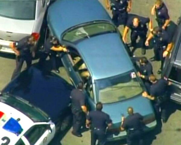 Отчаянный водитель пытается скрыться от полиции Лос-Анджелеса
