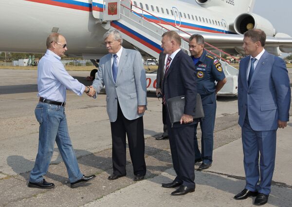 Председатель правительства РФ Владимир Путин (слева) прибыл в Рязань