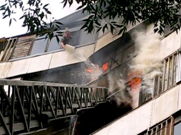 Пожар в жилом доме в Москве добрался с седьмого до девятого этажа