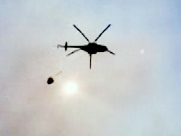 Вертолет тушит пожар в Дзержинске