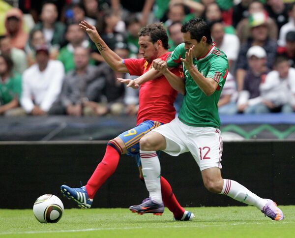 Игровой момент товарищеского матча между сборной Испании и Мексики