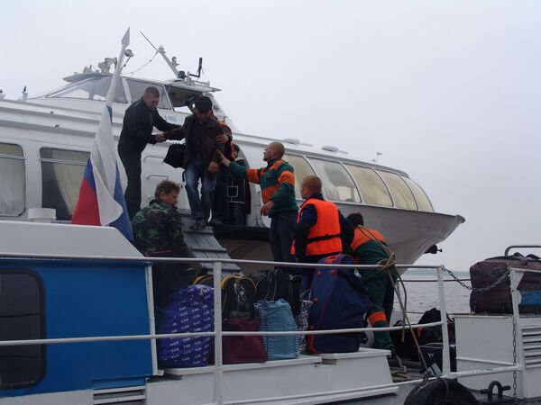 Эвакуация пассажиров судна Метеор, севшего на мель на реке Полуй в 7 километрах от города Салехарда