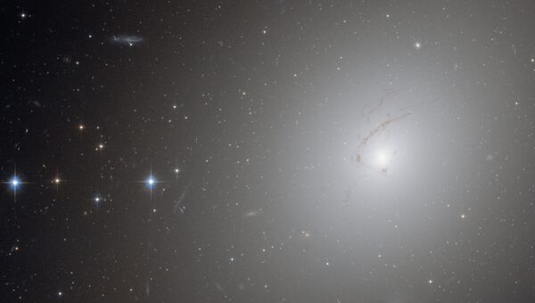 Галактика NGC 4696, сфотографированная Хабблом