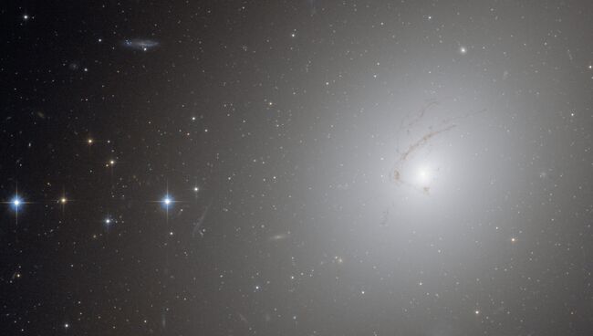 Галактика NGC 4696, сфотографированная Хабблом