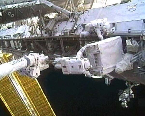 Астронавты в открытом космосе семь часов отсоединяли неисправный насос