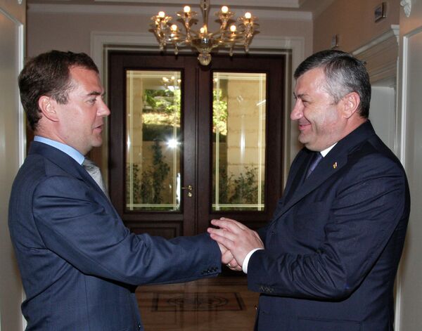 Президенты РФ и Юной Осетии Д.Медведев и Э.Кокойты