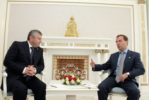Президенты РФ и Юной Осетии Д.Медведев и Э.Кокойты