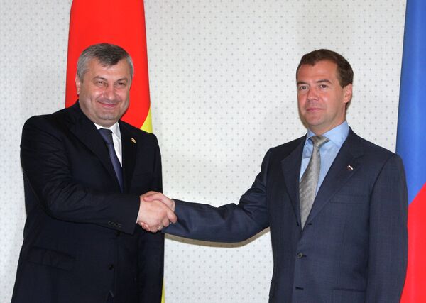Президенты РФ и Южной Осетии Д.Медведев и Э.Кокойты на переговорах