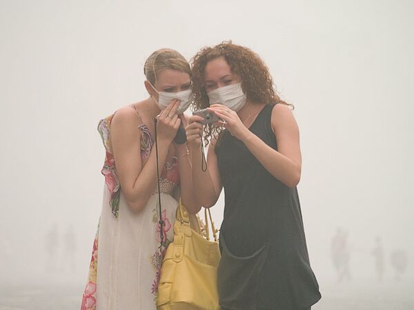 Люди в масках в Москве во время смога. Архив