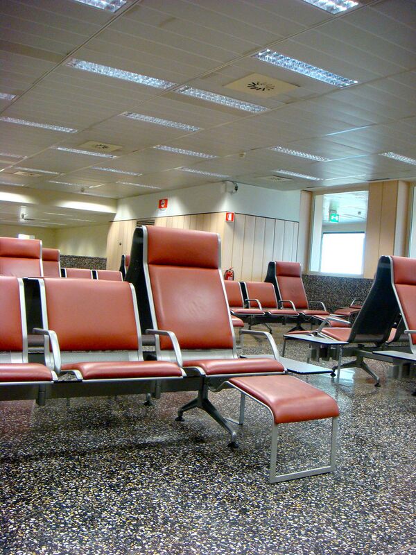 Кресло в зале ожидания аэропорта Малпенса