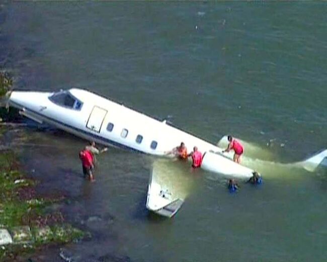 Самолет упал в море из-за лопнувшего колеса шасси. Видео с места ЧП