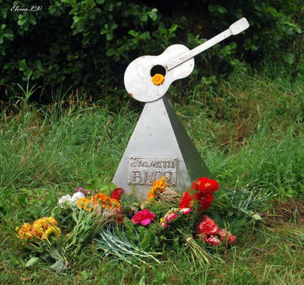 Поклонники Виктора Цоя поставили памятную доску на месте смерти кумира