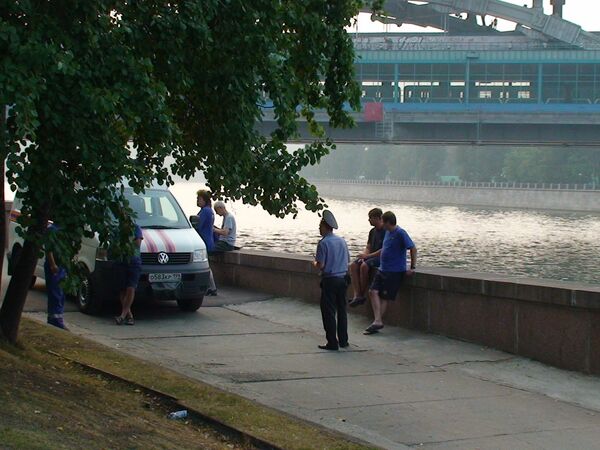 Несколько человек спрыгнули с моста в Москву-реку. Милиция на месте происшествия
