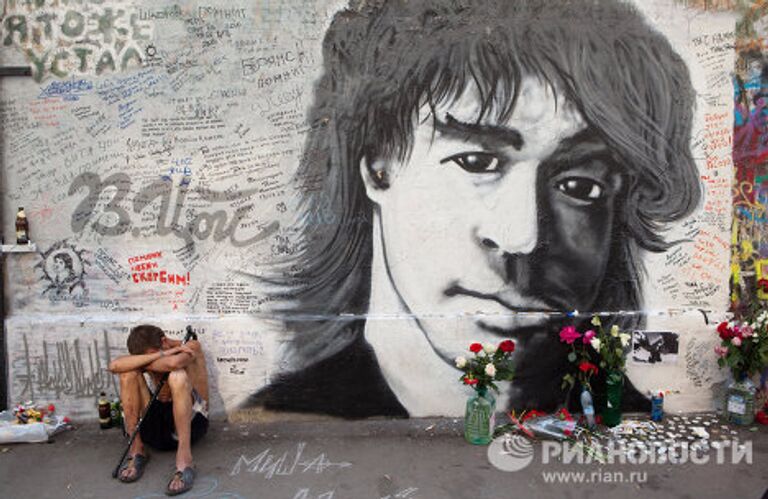Поклонники Виктора Цоя собрались у его стены на Арбате, чтобы почтить память музыканта в двадцатую годовщину его гибели.