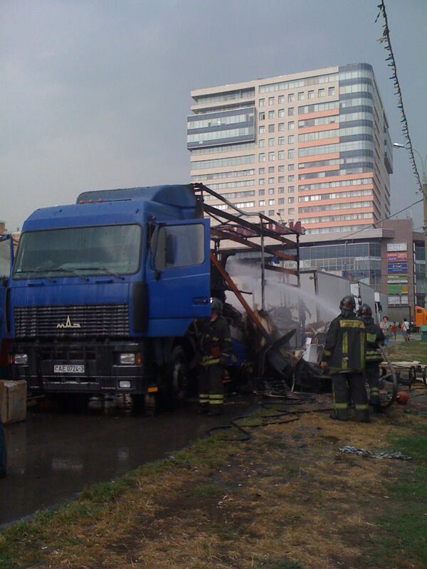 Пожарные не допустили перехода огня с загоревшегося фургона на рынок в Москве