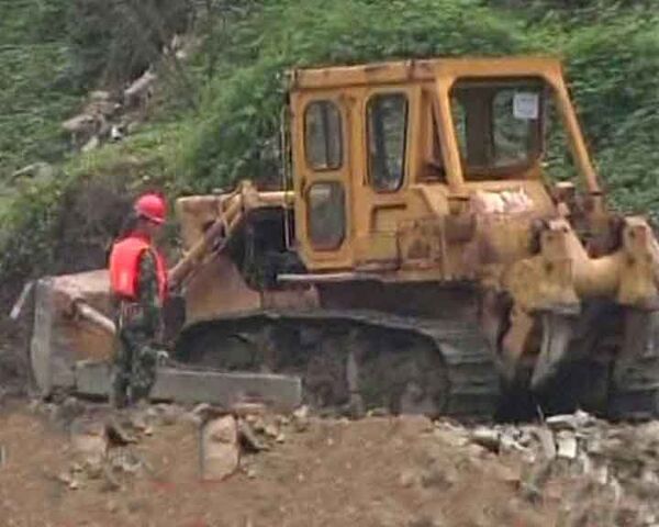 Бульдозеры расчищают завалы в поисках жертв наводнения в Китае