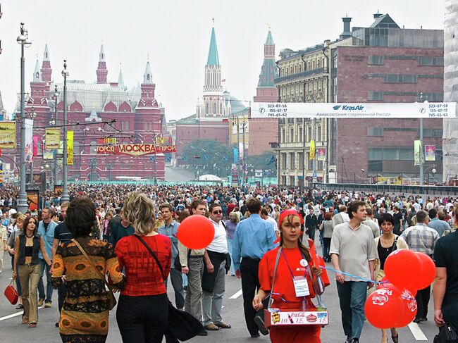 В День города на Тверской улице в Москве. Архив