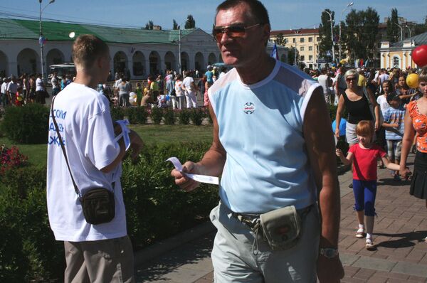 В Костроме переписчики раздают ленточки с символикой переписи-2010 населению