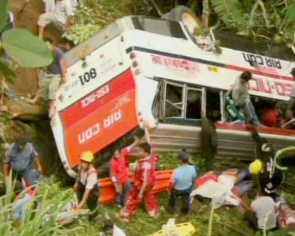Пассажирский автобус сорвался со скалы в пропасть. Видео с места ЧП